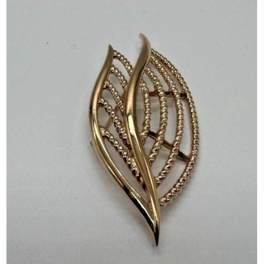 Trifari vintage leaf